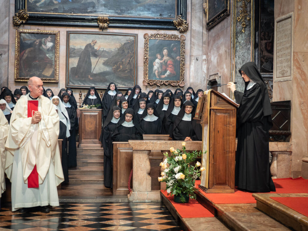 Le monache presenti in chiesa