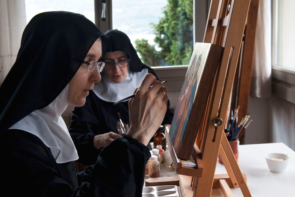 Le monache di San Giulio al lavoro (Foto Finotti)