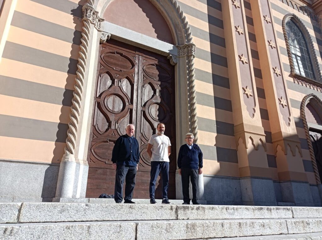 I sacerdoti di Galliate davanti alla chiesa parrocchiale
