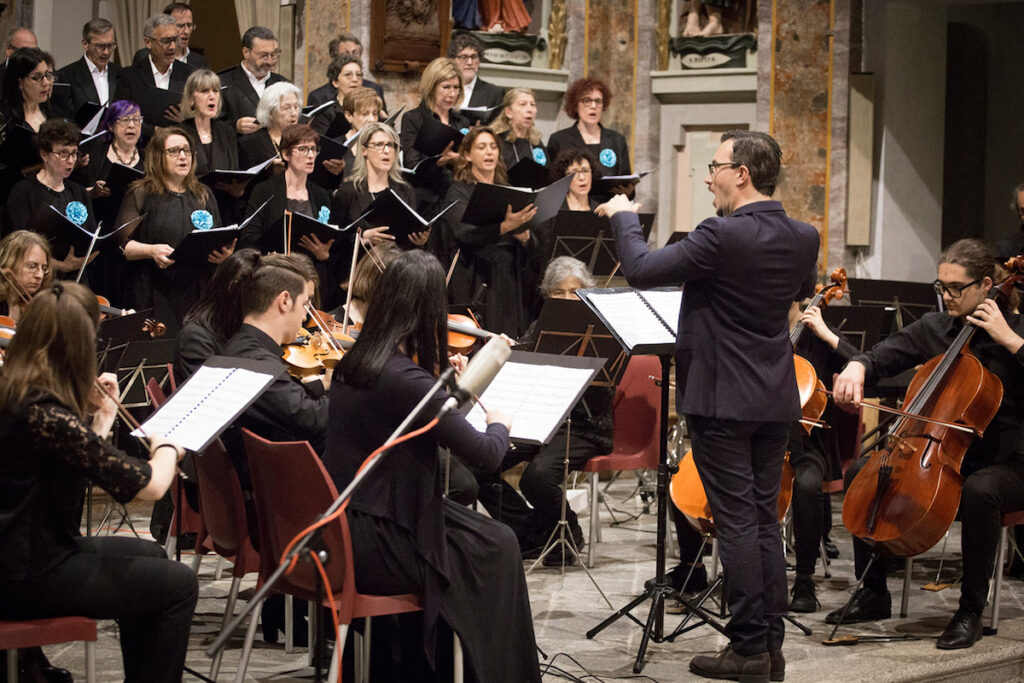 Nella foto, Stefano Vicelli dirige il Coro Pietro Generali