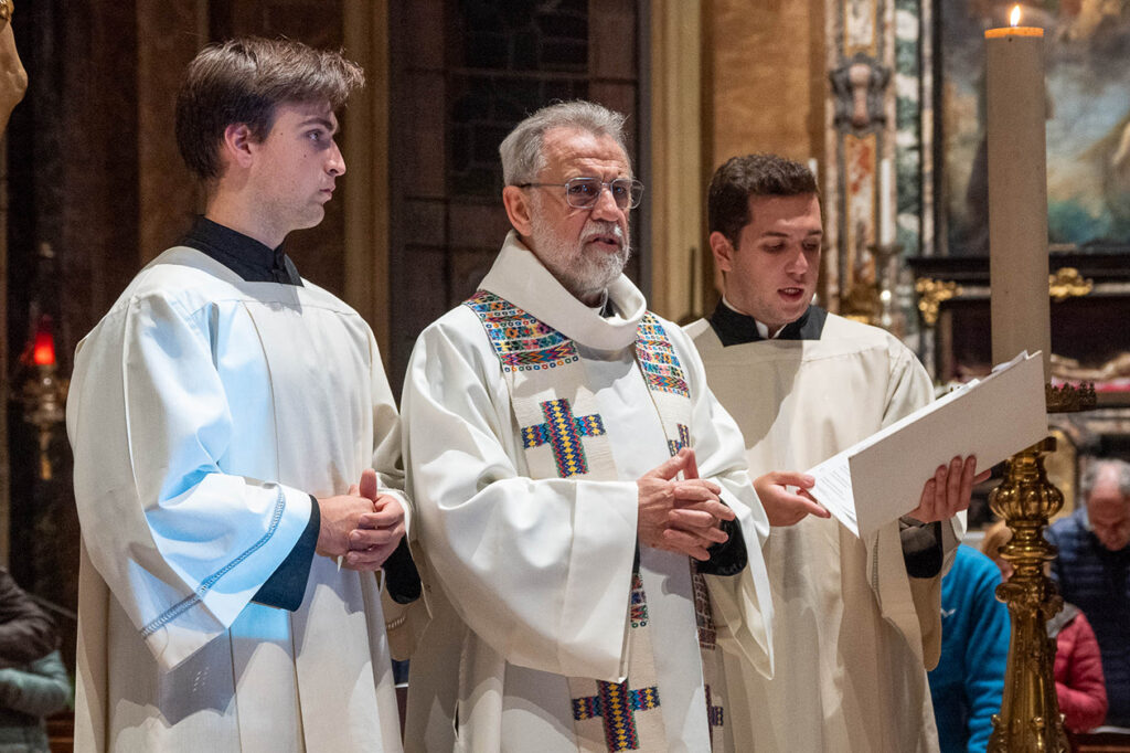 Al centro, mons. Fausto Cossalter alla Veglia missionaria 2023