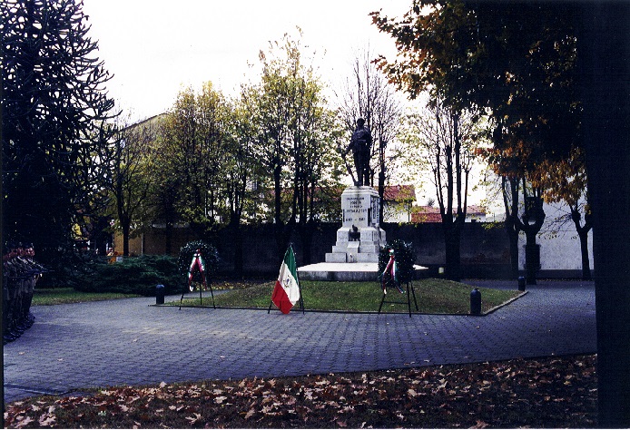 Il monumento ai caduti a Bellinzago