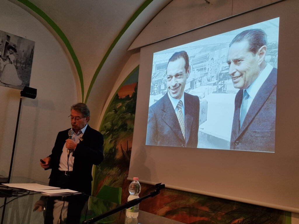 Paolo Boroli durante l’incontro e (nella diapositiva sullo sfondo) Adolfo e Achille Boroli