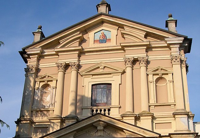 La facciata della chiesa di Cameri - foto di Maxx1972, Public domain, via Wikimedia Commons