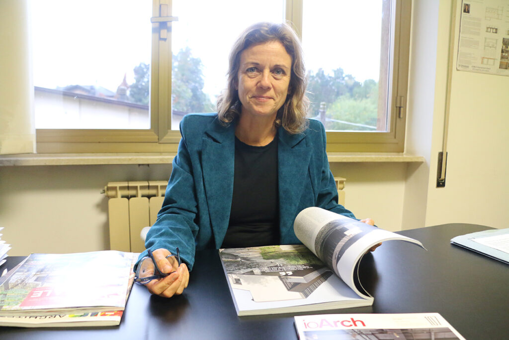 Elena Bertinotti nel suo studio mentre sfoglia le riviste che parlano della Casa sul Lago di Mergozzo