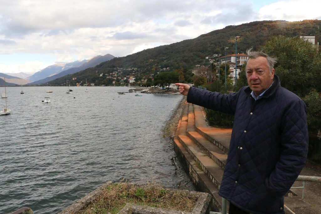 Marco Zacchera indica lo specchio di lago dove dovrebbe sorgere il nuovo porto turistico