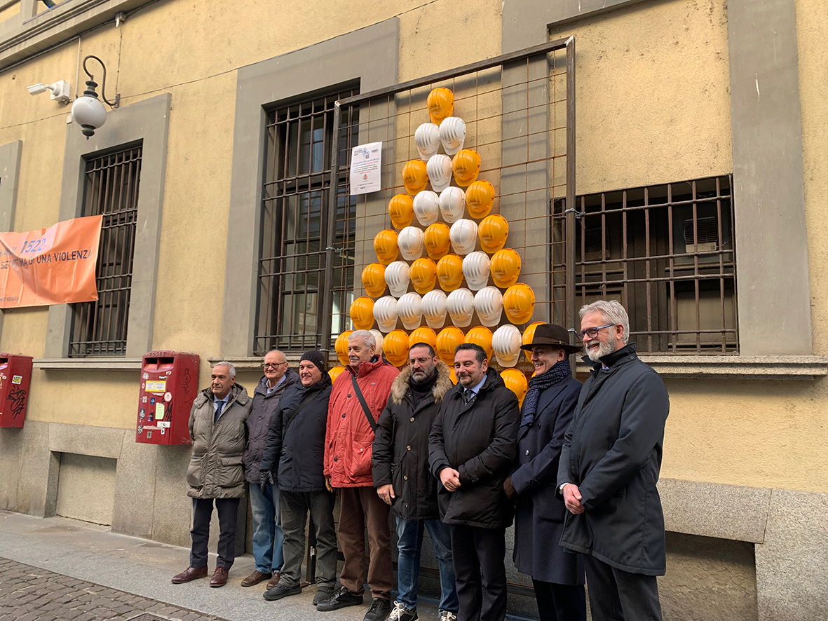 Albero Anmil davanti al Comune