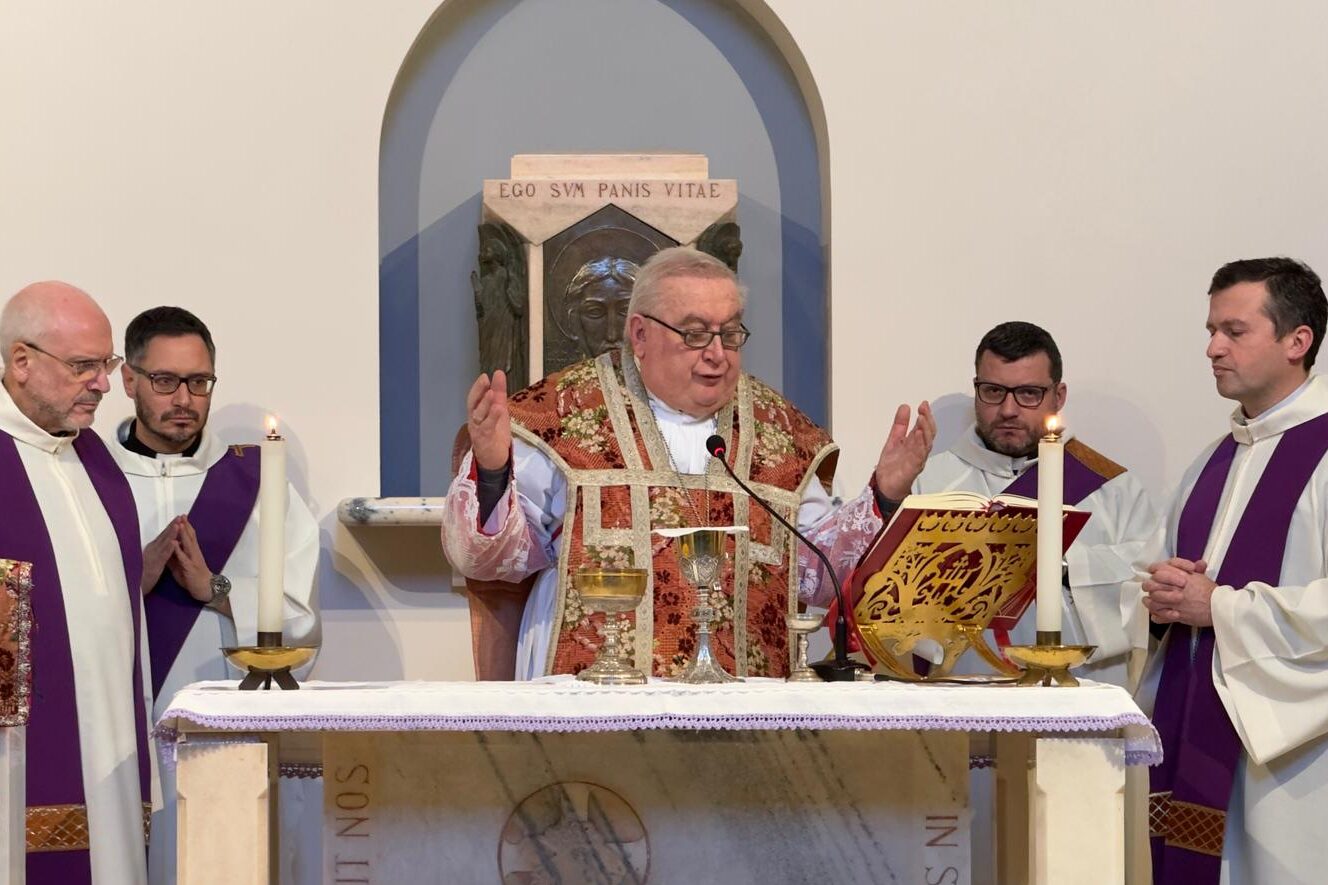 Il vescovo durante la celebrazione nella Giornata dei Genitori in Seminario