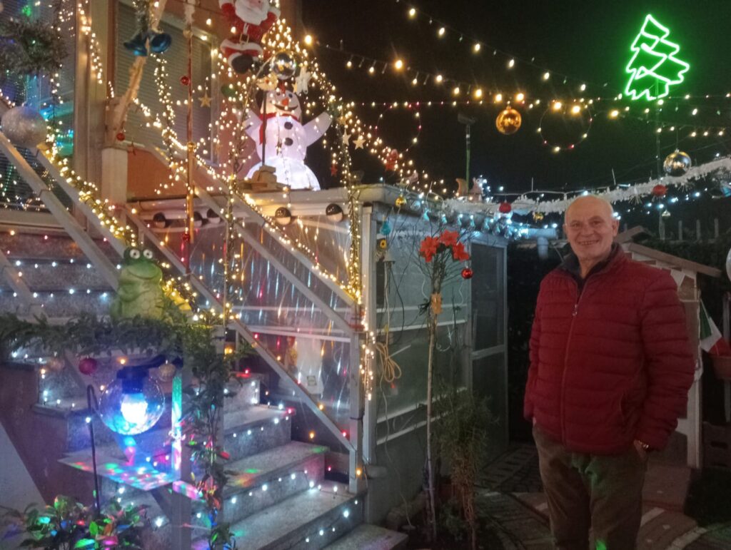 Installazione natalizia in via Calvari a Novara. Con l'ideatore Salvatore Neri