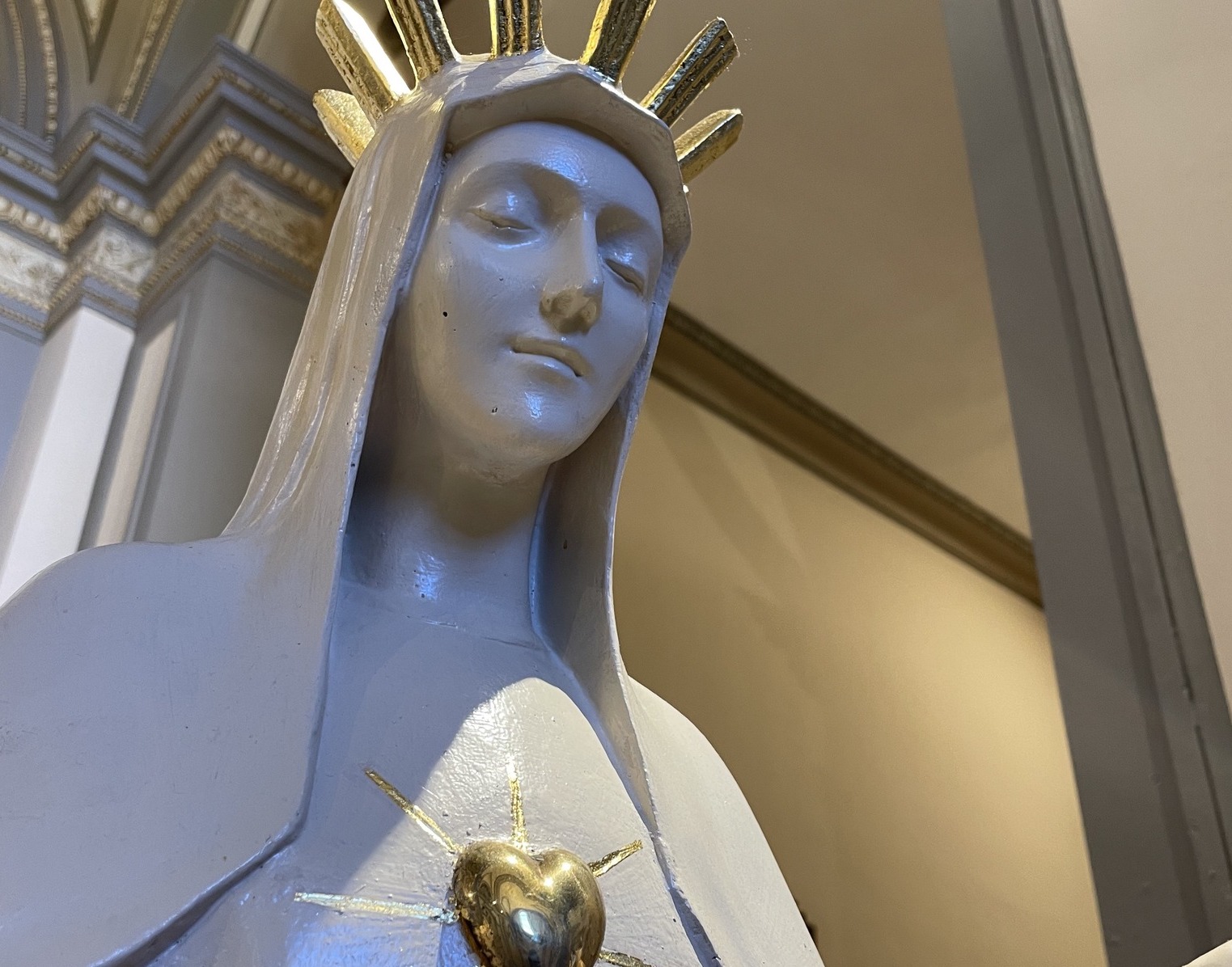 Un particolare della statua della Madonna dal Cuore d'Oro al Seminario di Gozzano
