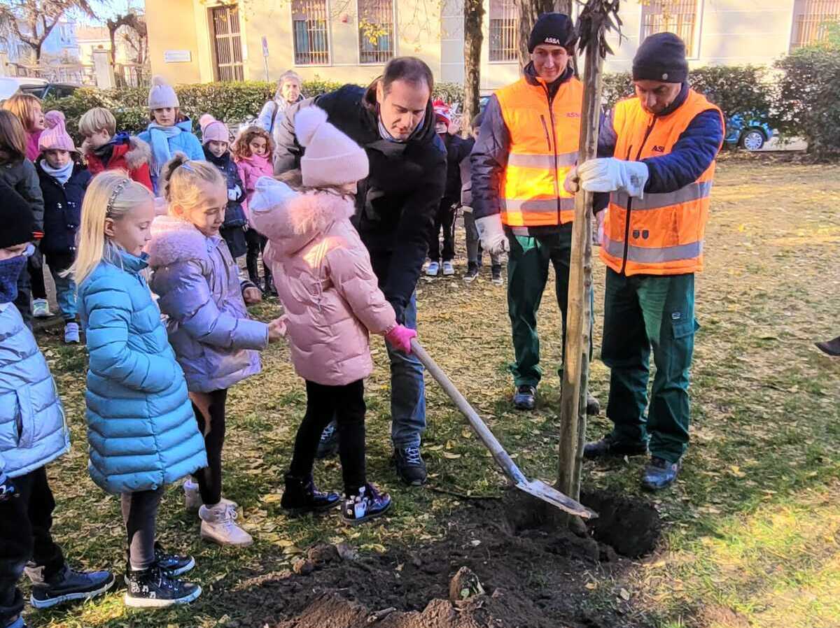 Legambiente. La piantumazione al giardino di via Solferino