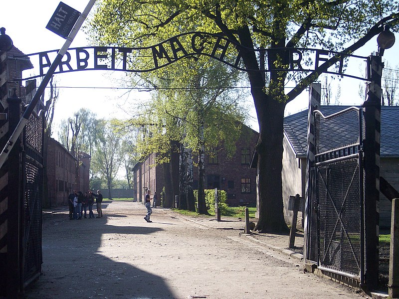 L'ingresso di Auschwitz - Pimke, CC BY-SA 3.0 , via Wikimedia Commons