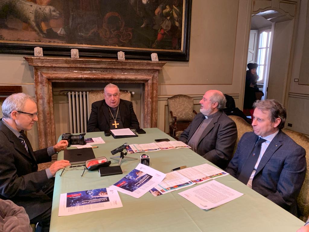 Al centro, il vescovo Franco Giulio Brambilla durante la conferenza stampa di Passio
