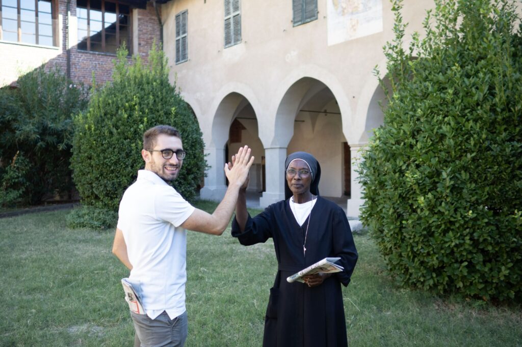 Suor Regina nel chiostro della Canonica del Duomo