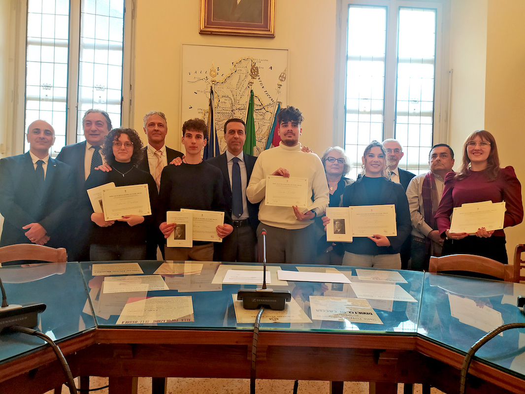 I premiati con la borsa di studio a Domodossola