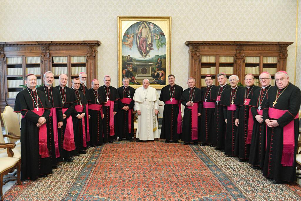 I vescovi piemontesi da papa Francesco durante la visita ad limina (foto Vatican Media)