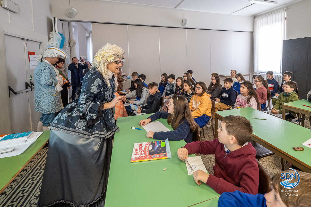 Carnevale, la corte di Re Biscottino nelle scuole di Novara