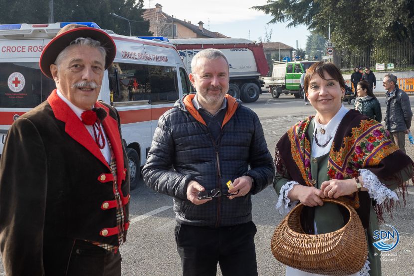 Il sindaco Andrea Baldassini insieme alle maschere del Pirin (Carlo Arditi) e della Main (Sara Garegnani)