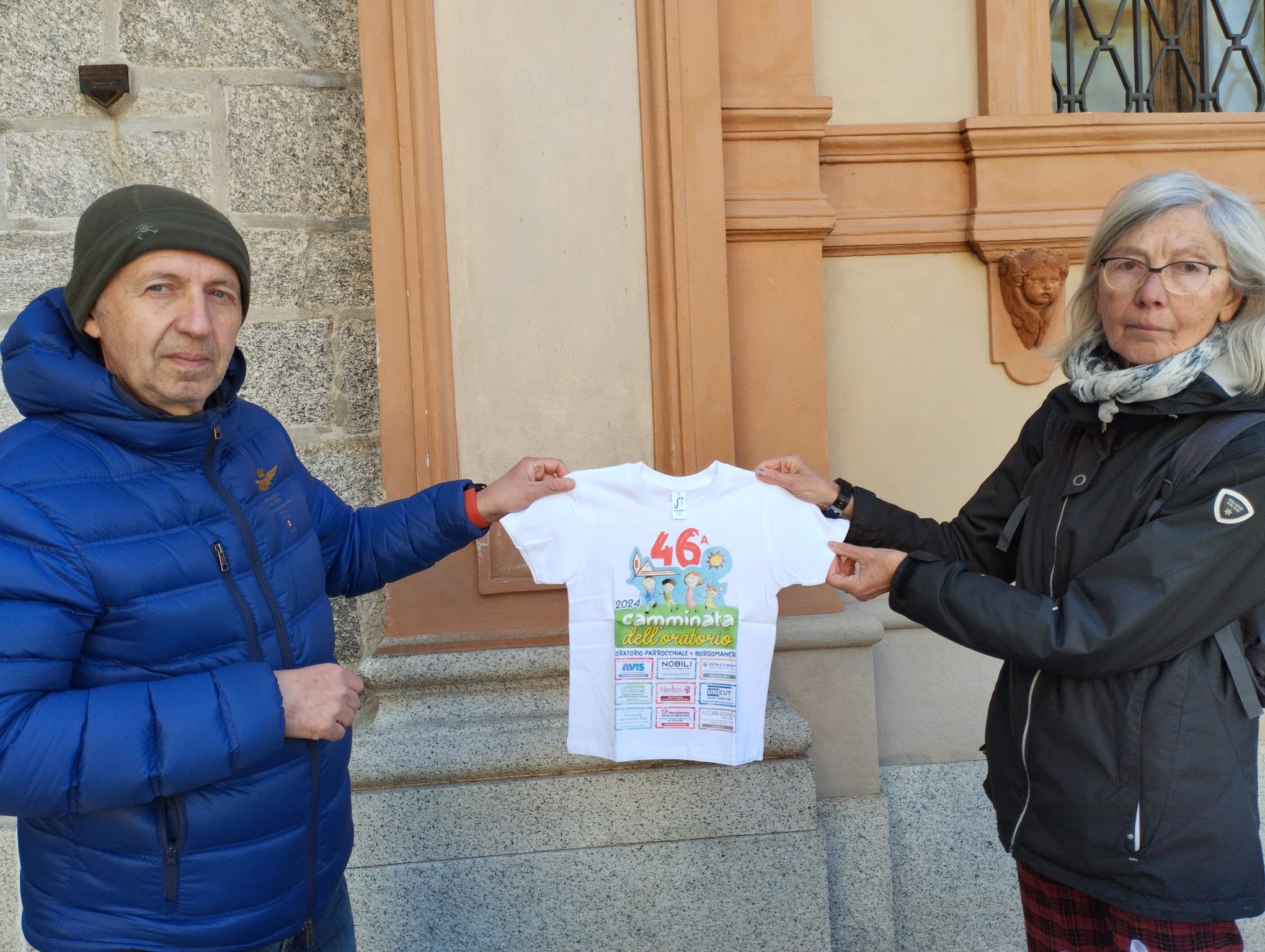 Volontari della parrocchia con la maglietta per i più piccoli "camminatori" di Borgomanero
