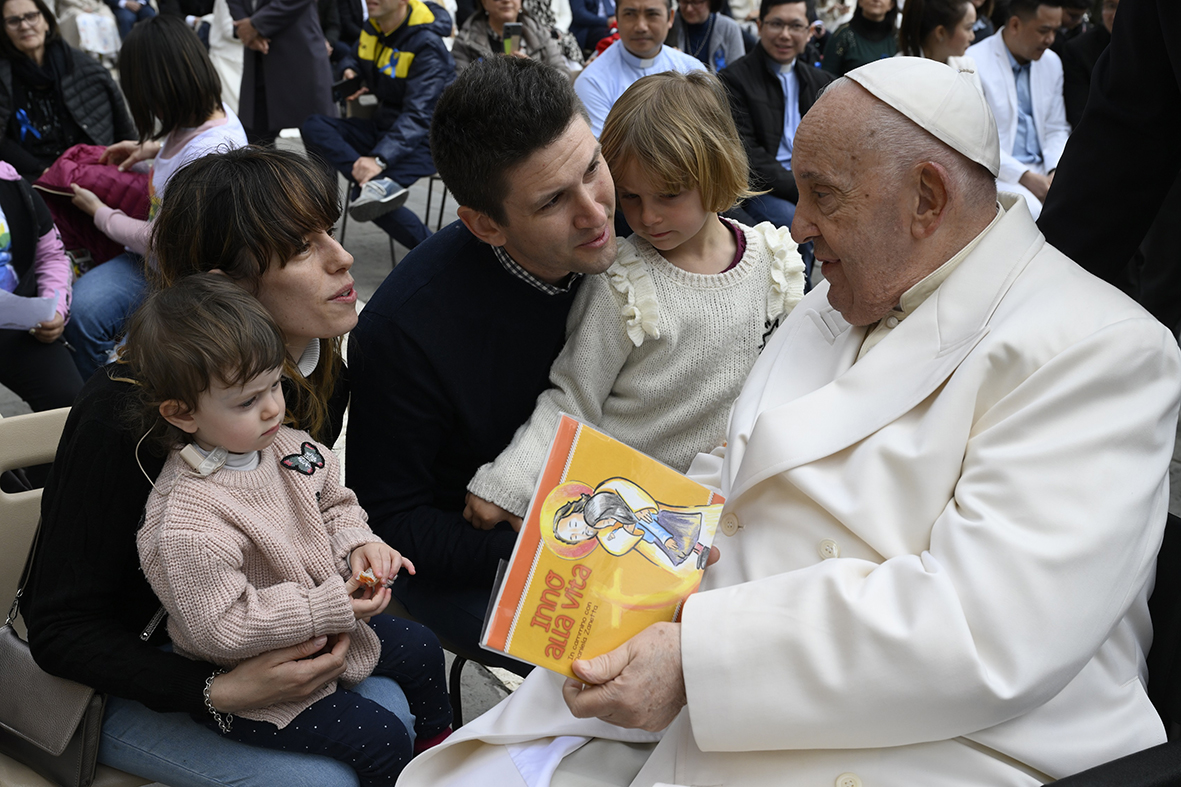 La famiglia Ferretti mentre consegna il libro a Papa Francesco © Vatican Media