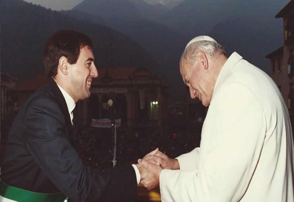 Papa San Giovanni Paolo II a Varallo con il sindaco Astori (foto d'archivio)