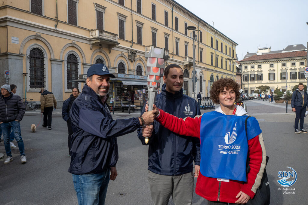 La fiaccola delle Universiadi di Torino 2025 a Novara