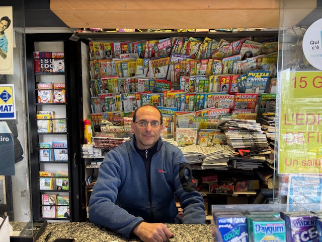 Filippo Favaretto chiude l'edicola in piazza della stazione a Novara