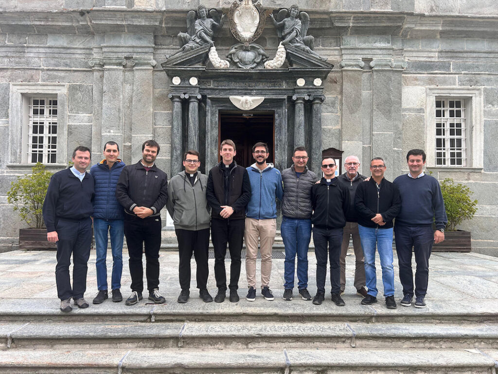 Gli ordinandi con i Superiori del San Gaudenzio