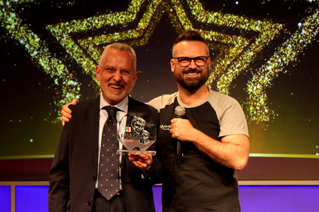 sebastiano marano ritira premio con diego navone per mattia pascal il musical premio mior spettacolo nazionale sezione musical fitalia 2025