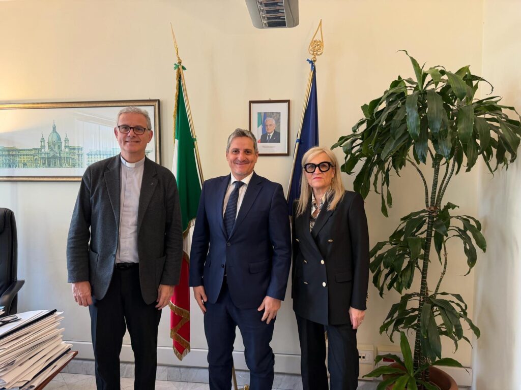 Stefano Stimamiglio, direttore Famiglia Cristiana, il Sottosegretario all’Editoria Alberto Barachini e hiara Genisio, vicepresidente vicario Fisc