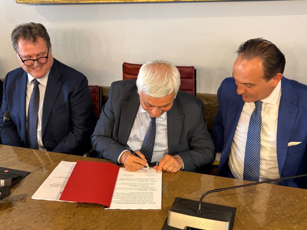 Il commissario Corstini firma del contratto del nuovo ospedale di Novara