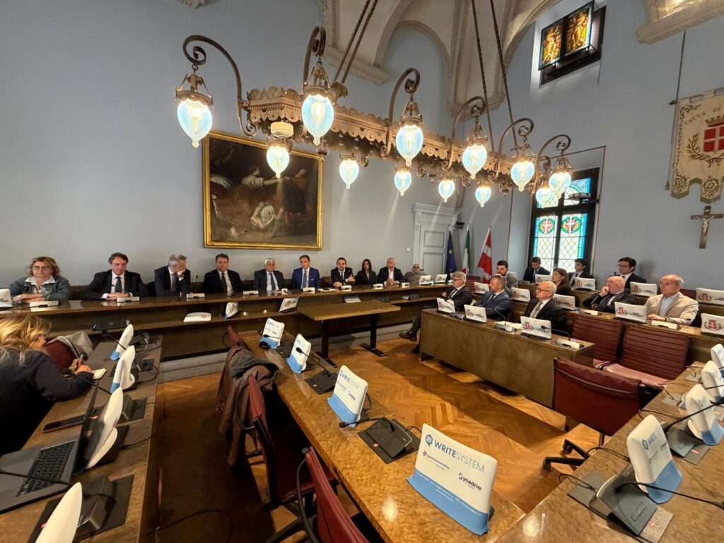 La sala del consiglio comunale di Novara durante la firma del contratto per il nuovo ospedale