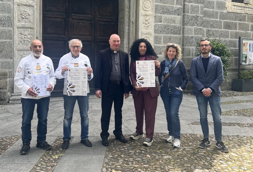 Don Riccardo Zaninetti, parroco di Pallanza, e gli altri organizzatori dell'iniziativa