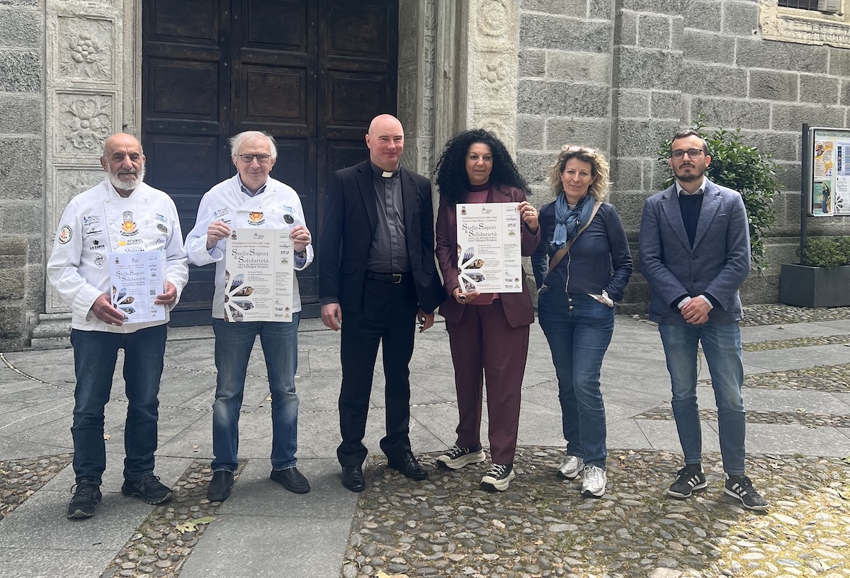 Don Riccardo Zaninetti, parroco di Pallanza, e gli altri organizzatori dell'iniziativa